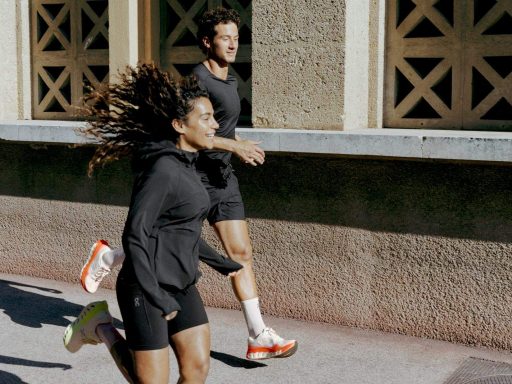 Deux coureurs en On Cloudsurfer 3 sur une rue en pente