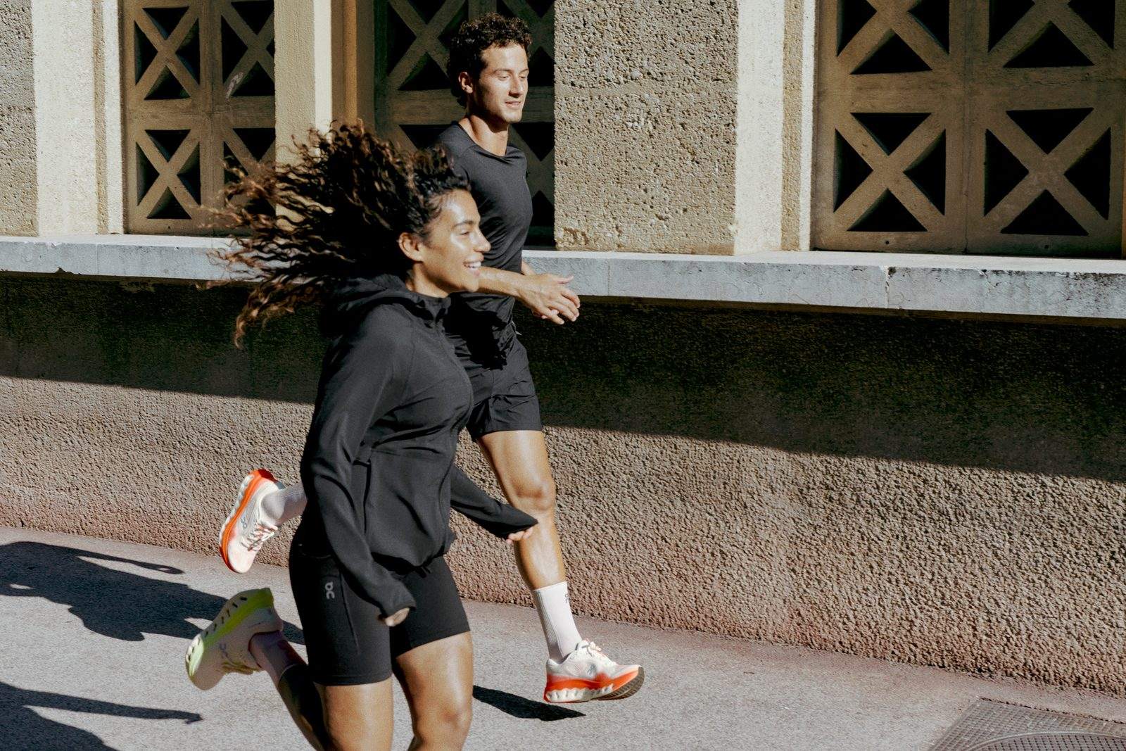 Deux coureurs en On Cloudsurfer 3 sur une rue en pente