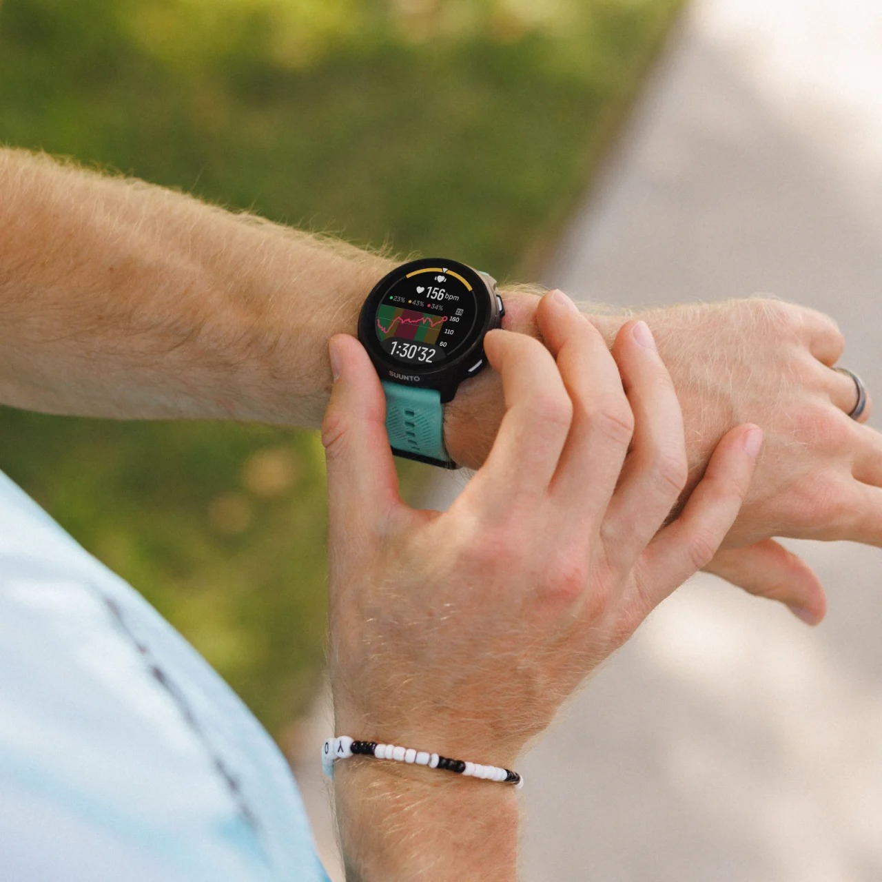Suunto Run 2 affichant la fréquence cardiaque et le rythme pendant l'effort