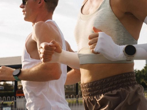 Deux coureurs à l'entraînement en extérieur, l'un portant une Suunto Run 2 au poignet
