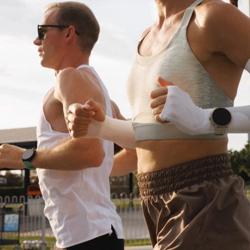 Deux coureurs à l'entraînement en extérieur, l'un portant une Suunto Run 2 au poignet