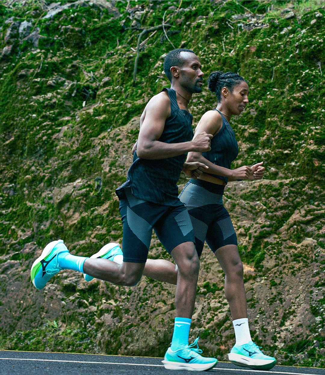 Deux coureurs en Mizuno Hyperwarp Elite 2 sur une route de montagne